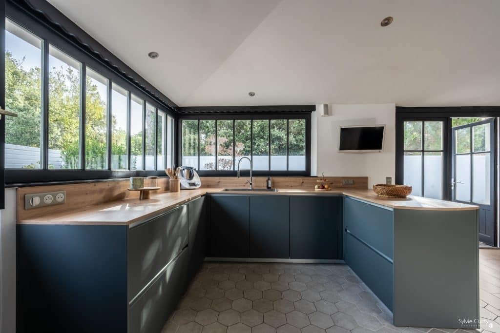 création d'une cuisine dans une extension de maison par Design17