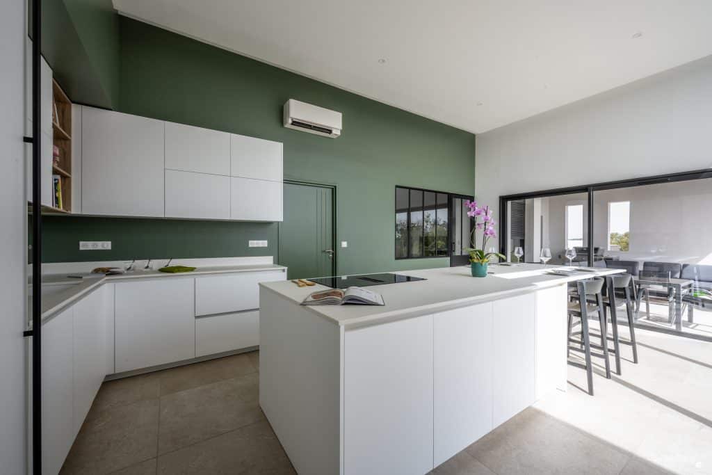 création d'une cuisine avec meuble sur-mesure blanc et îlot central par Design17