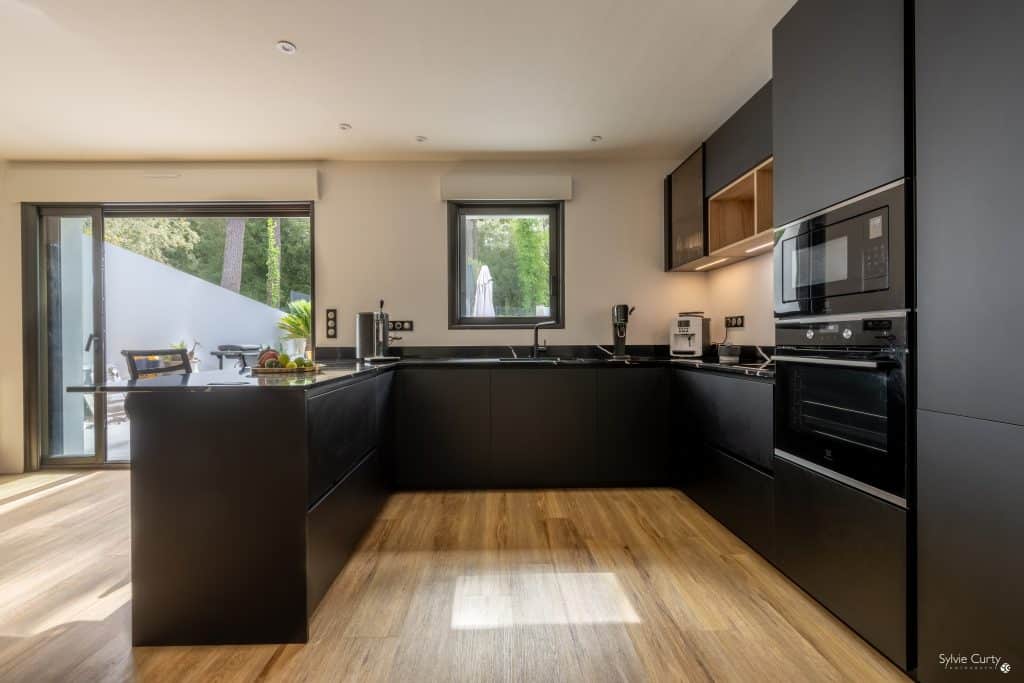 rénovation d'une cuisine noire par Design17