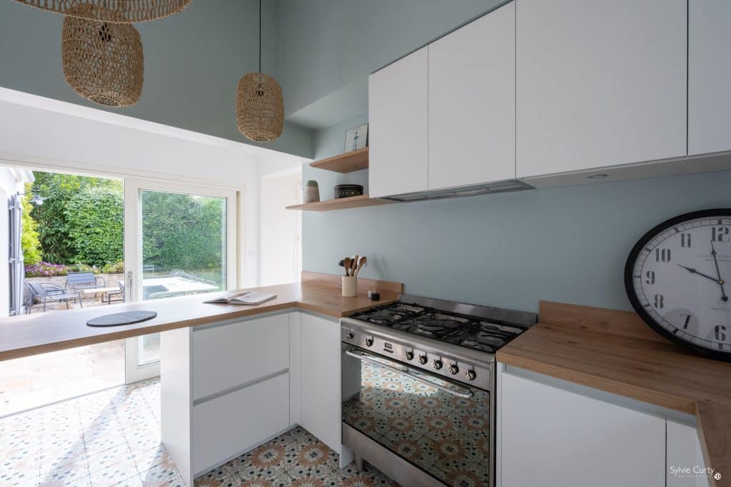 rénovation d'une cuisine blanche et bois par Design17
