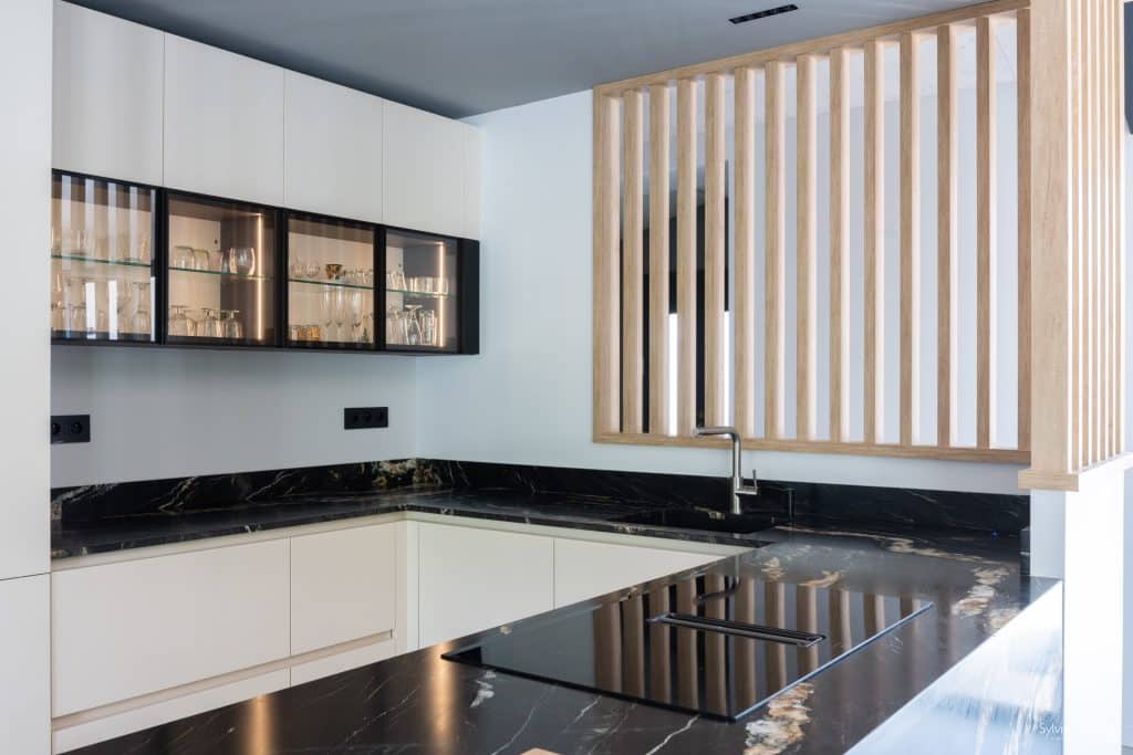 rénovation d'une cuisine avec verrière en tasseaux de bois par Design17