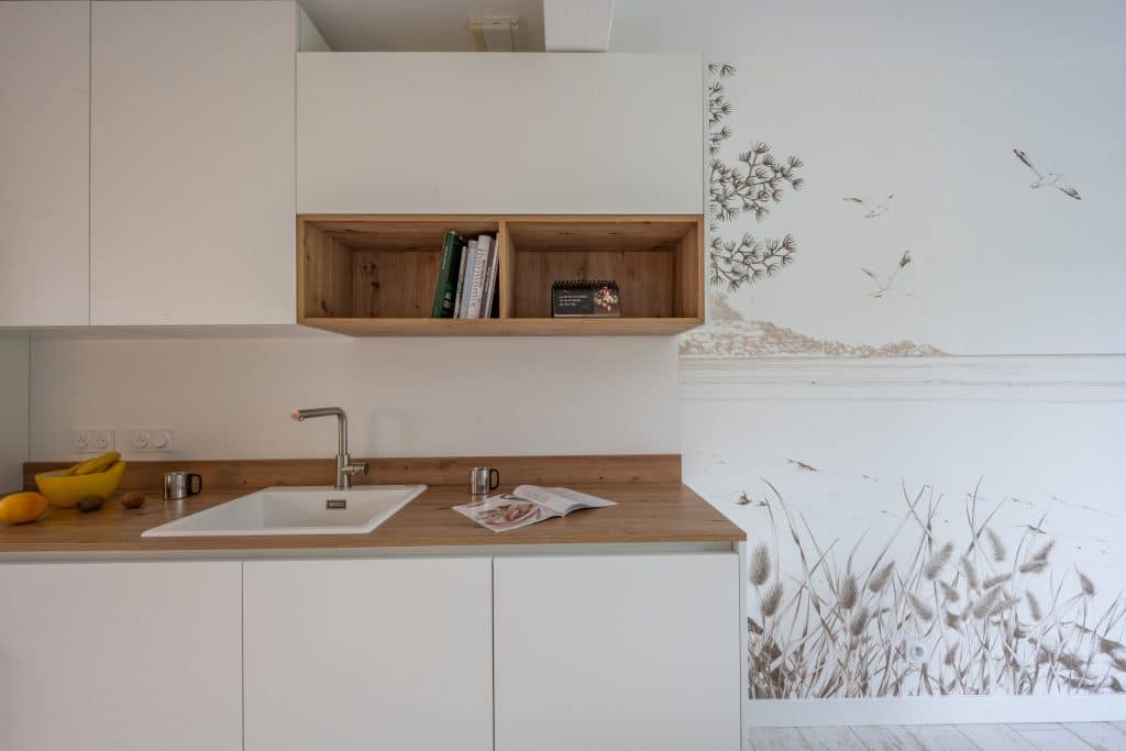 rénovation d'une cuisine projet Marsilly tapisserie et meuble sur-mesure par Design17