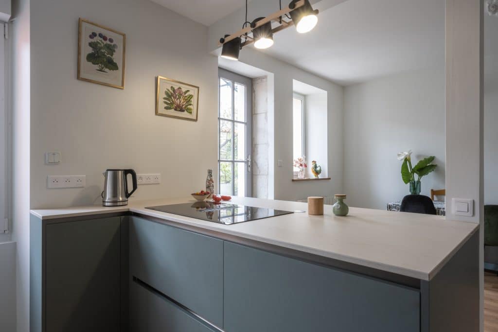 Rénovation d'une cuisine îlot central à La Rochelle Laleu par Design17