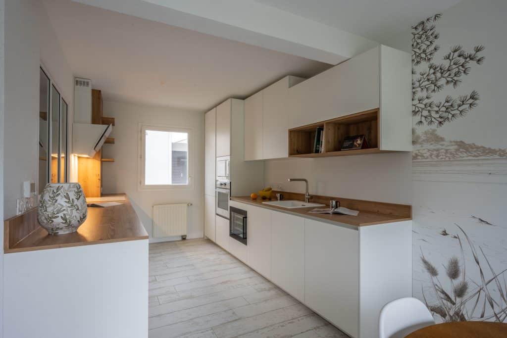 rénovation d'une cuisine avec les meubles blancs et en bois projet Marsilly par Désign17