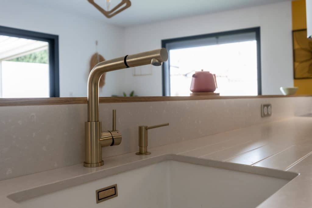 Rénovation d'une cuisine avec évier à St Xandre par Design17