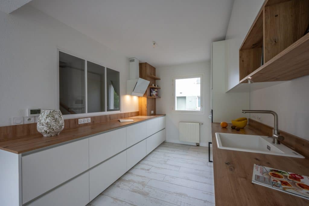 rénovation d'une cuisine, meubles sur-mesure verrière d'intérieur projet Marsilly par Design17