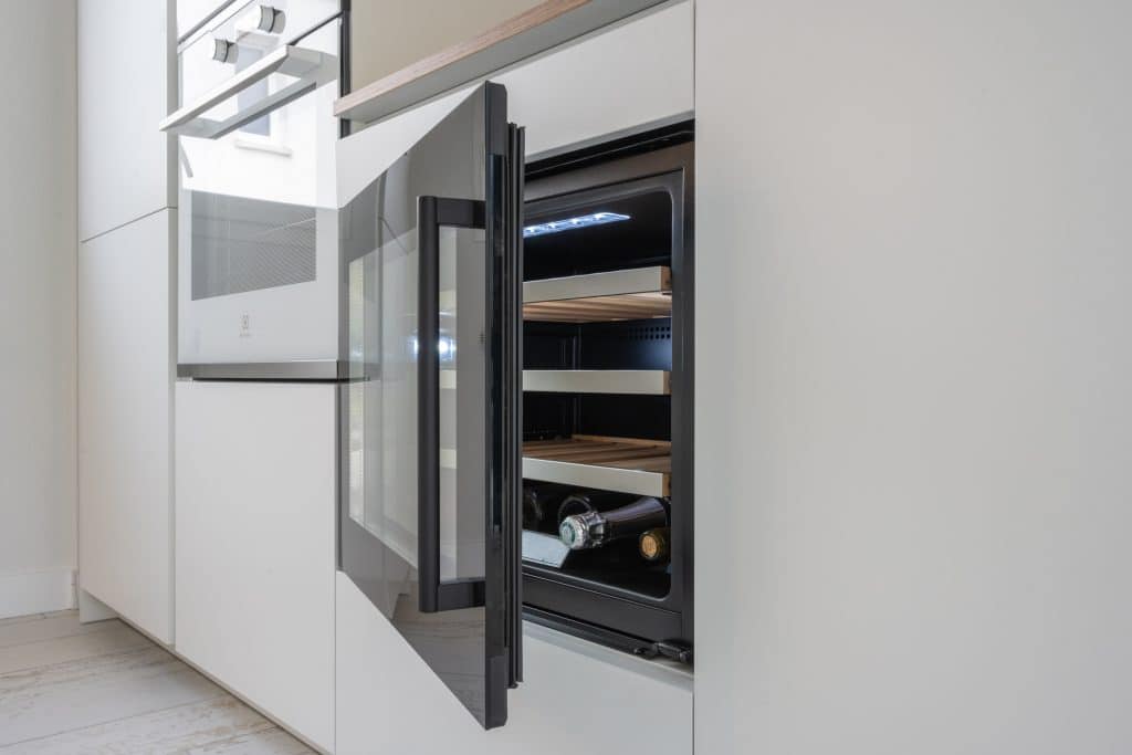rénovation d'une cuisine avec cave intégrée projet Marsilly par Design17
