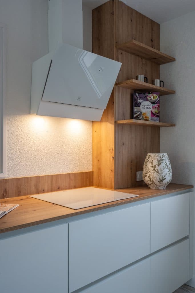 Rénovation d'une cuisine projet Marsilly plaque de cuisson et hotte par Design17