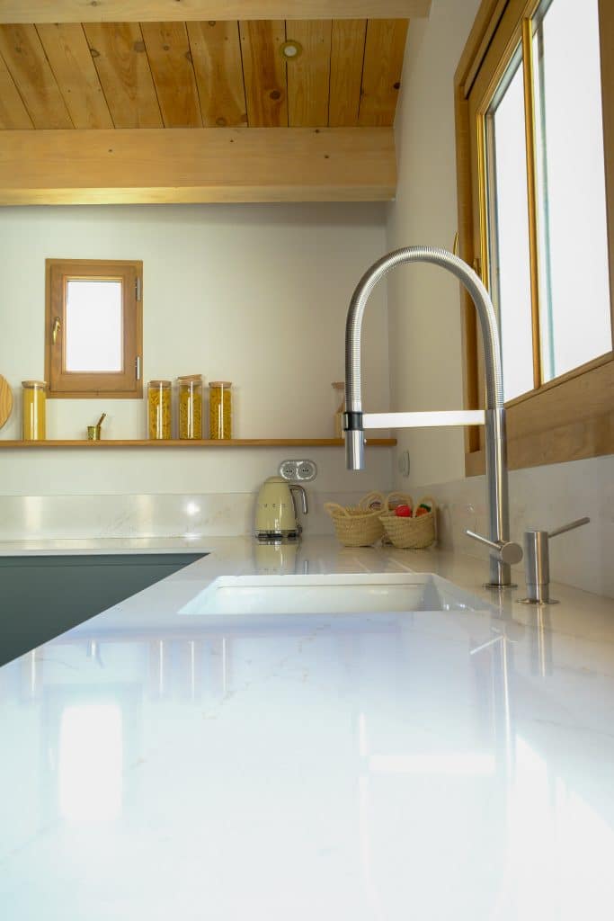 rénovation d'une cuisine avec plan de travail à Saint-Clément-des-Baleines sur l'île de Ré par Design17
