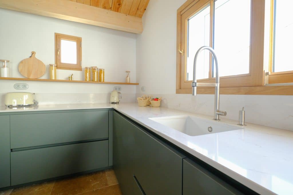 rénovation complète de cuisine avec évier, plan de travail, meubles sur-mesure à Saint-Clément-des-Baleines sur l'île de Ré par Design17