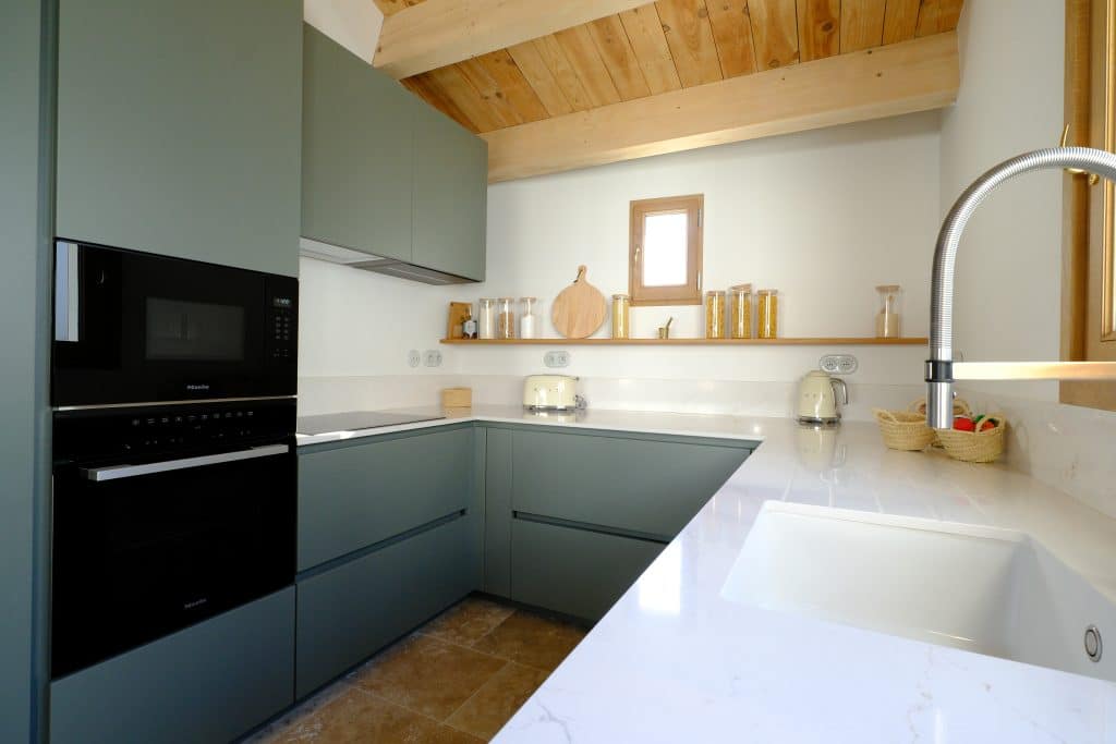 Rénovation complète d'une cuisine à Saint-Clément-des-Baleines sur l'île de Ré par Design17
