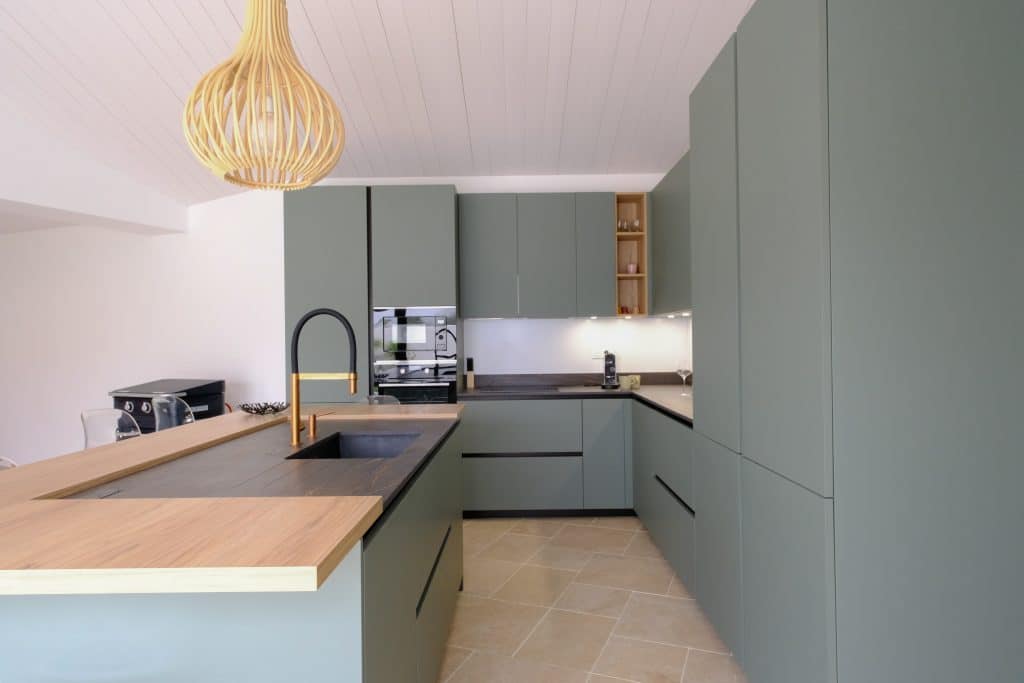 rénovation complète d'une cuisine à Le Bois-Plage-en-Ré sur l'île de Ré par Design17