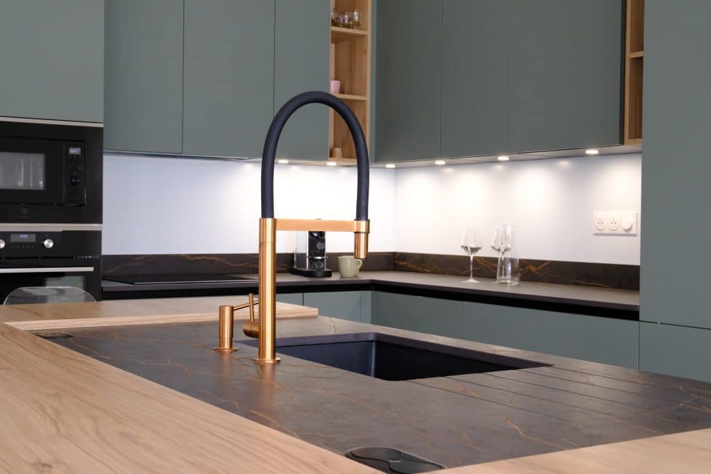 rénovation cuisine avec évier à Bois-Plage-en-Ré sur l'île de Ré par Design17