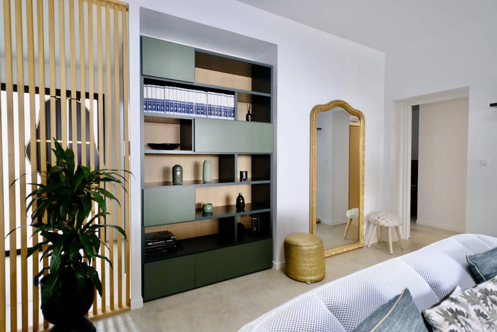 Photo d'une réalisation de salon à Chatelaillon, avec création d'un meuble sur-mesure par Design17