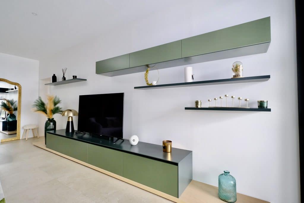Photo d'une réalisation de salon à Chatelaillon, placard et meuble sur-mesure par Design17