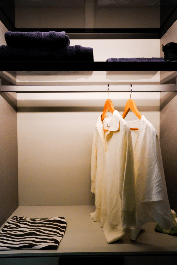 penderie d'un dressing dans le showroom de Design17 à La Rochelle