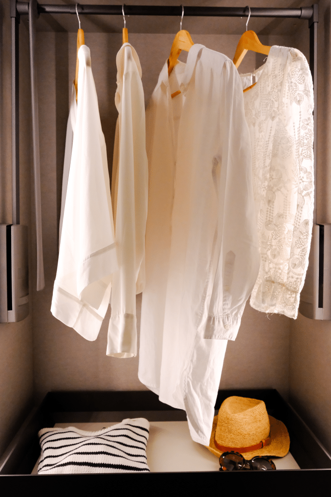 Photo d'un dressing sur-mesure dans le showroom de Design17 à La Rochelle