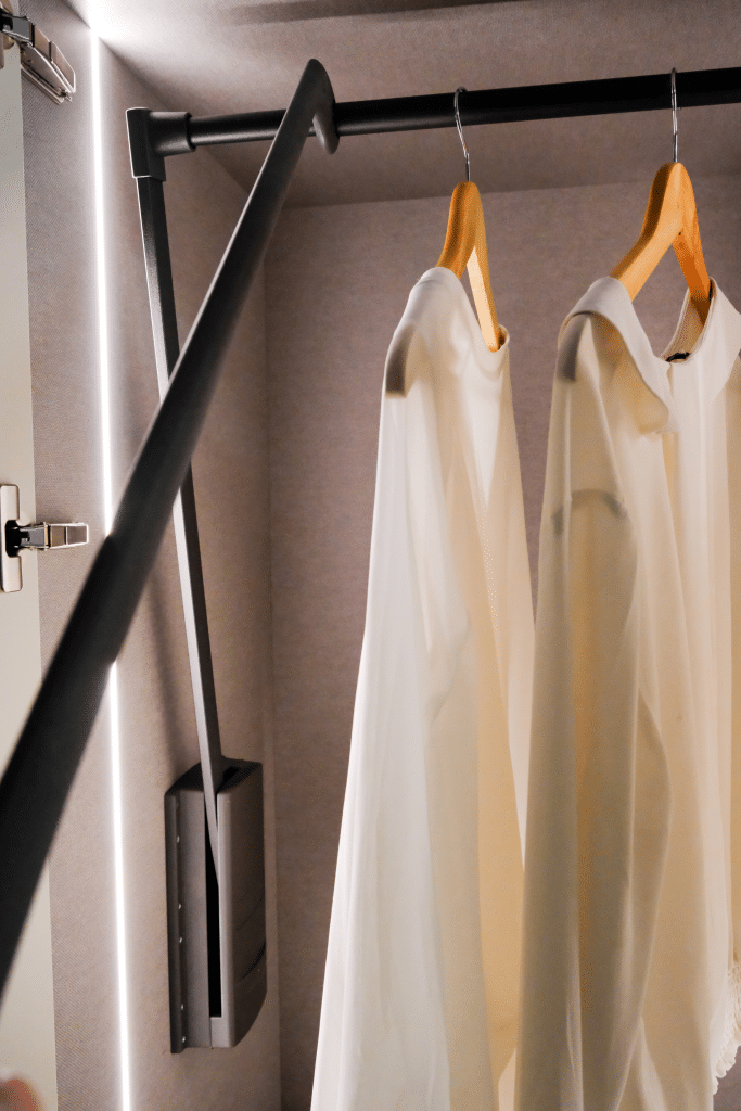 Zoom sur la penderie d'un dressing dans le showroom de Design17 à La Rochelle