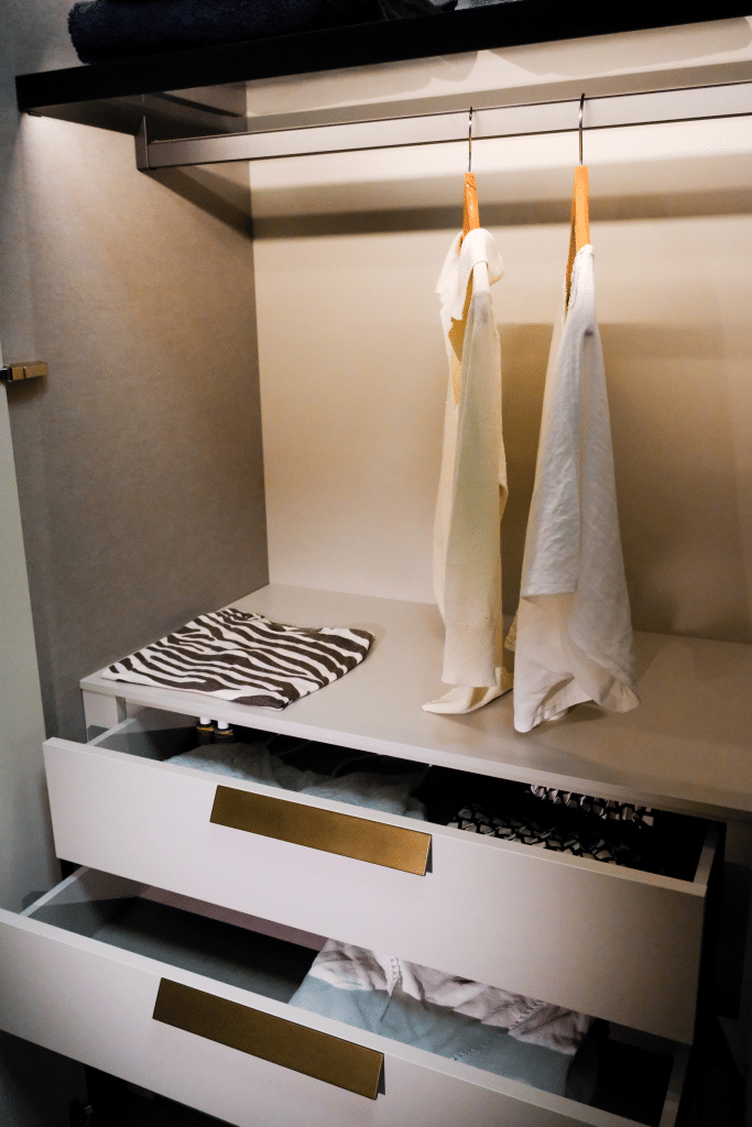 Présentation d'un dressing dans le showroom de Design17 à La Rochelle