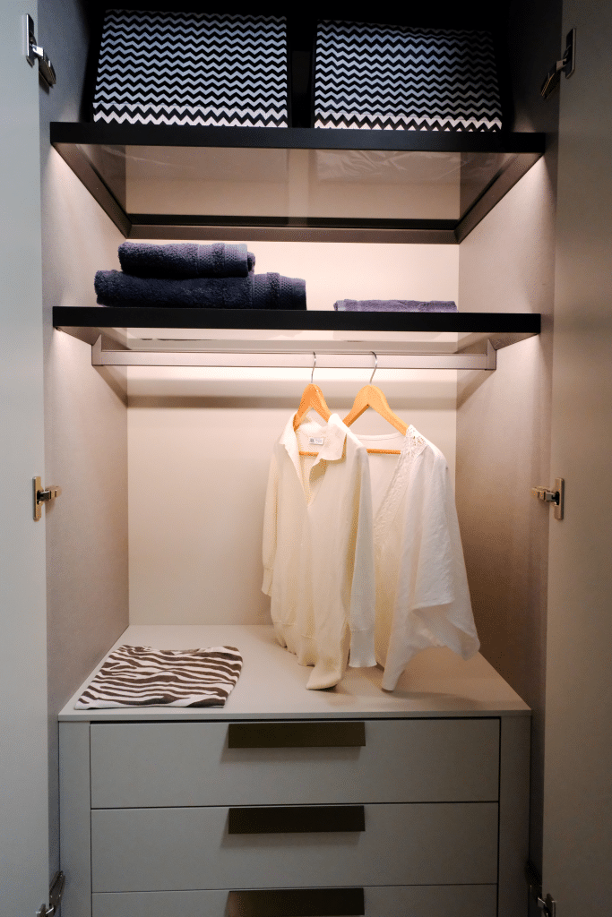 Dressing dans le showroom de Design17 à La Rochelle