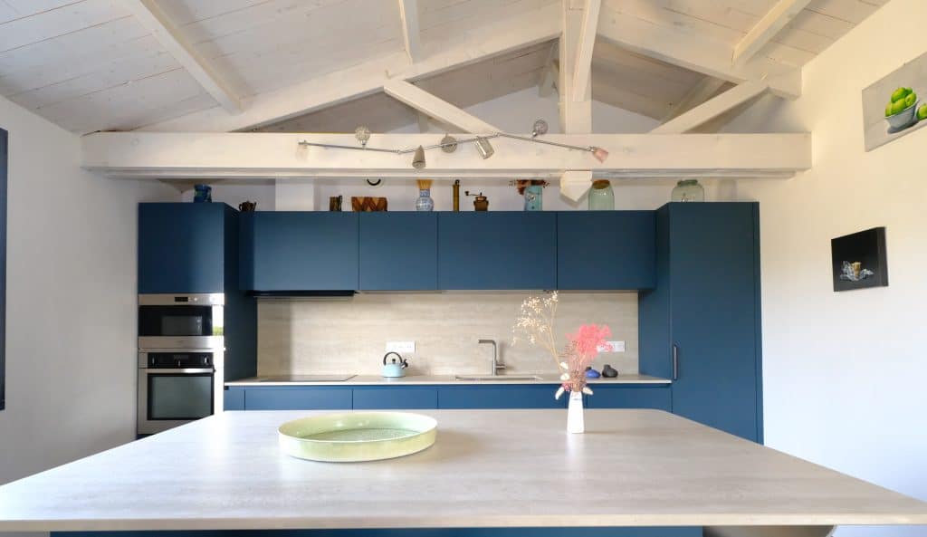 Photo d'une réalisation d'une cuisine à Sainte Marie sur l'ile de ré par Design17