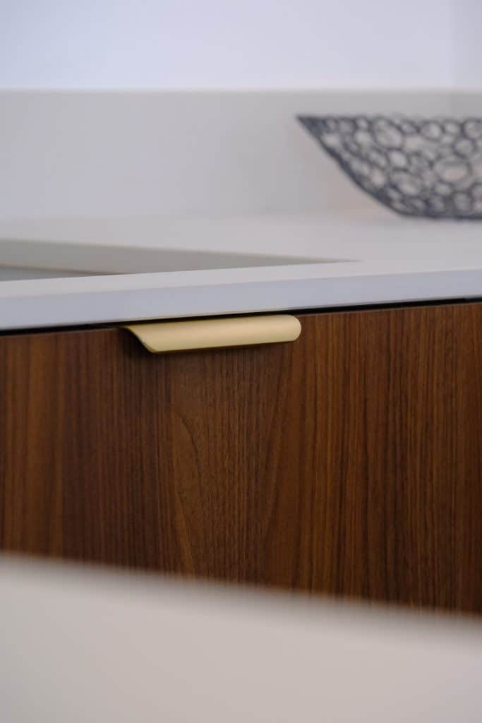 Zoom sur une poignée de placard d'une réalisation de cuisine aux Minimes par Design17