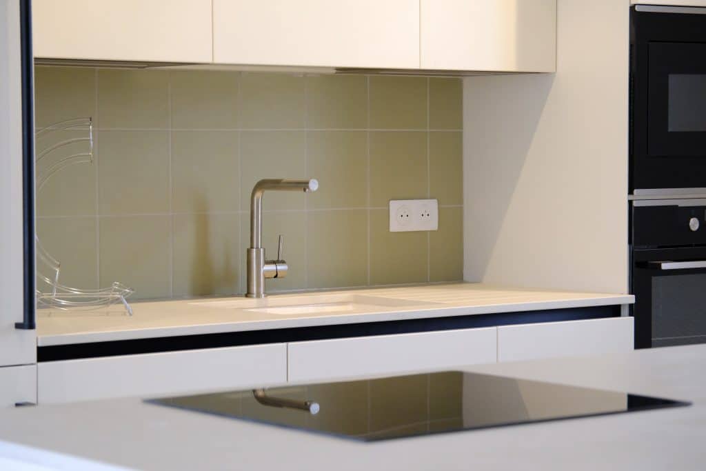 cuisine annexe avec évier et faïence d'une maison à La Flotte-en -Ré par Design17