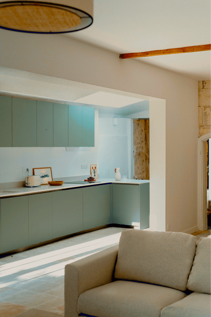 vue d'ensemble d'une rénovation de cuisine d'une maison dans le quartier de St Claude à La Rochelle réalisée par Design17