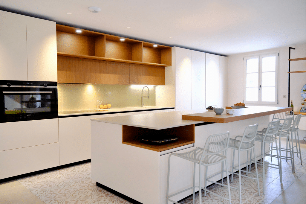 cuisine principale dans son ensemble d'une maison à La Flotte-en-Ré sur l'Ile de Ré par Design17