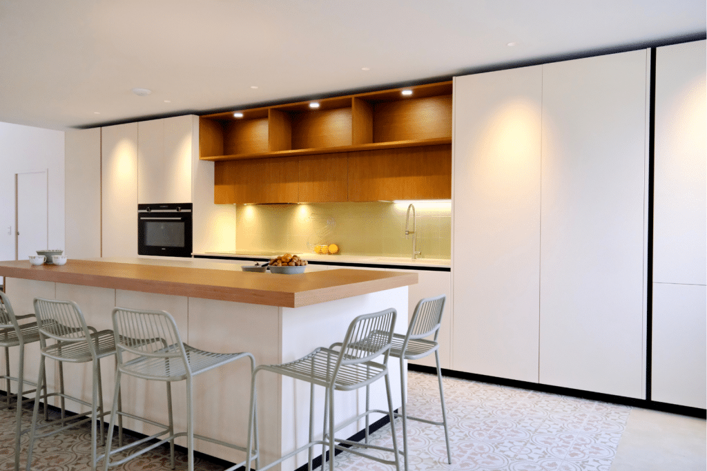 cuisine principale avec îlot centrale d'une maison à La Flotte-en-Ré sur l'Ile de Ré par Design17