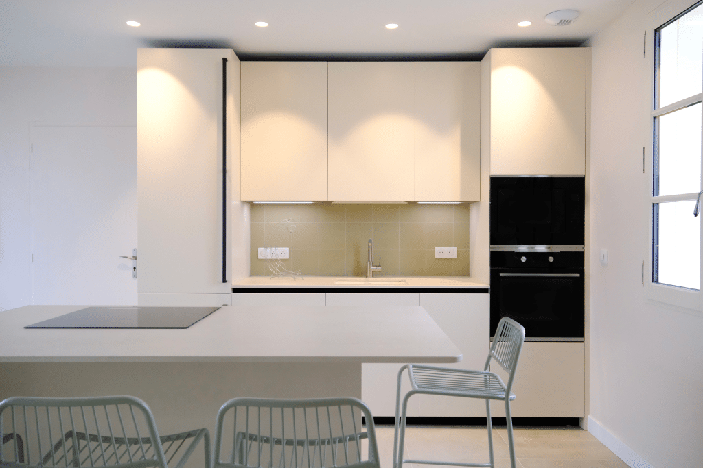 Cuisine principale d'une maison à La Flotte-en-Ré sur l'Ile de Ré réalisée par Design17