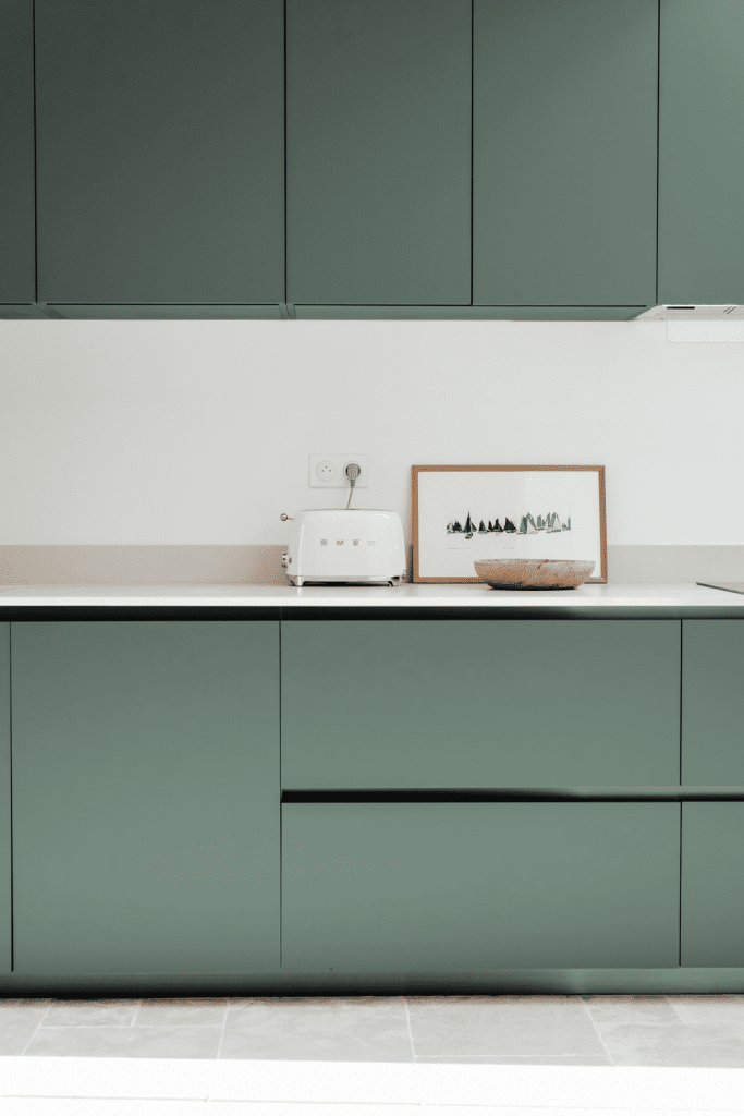 meubles vert olive d'une cuisine d'une maison dans le quartier de St Claude à La Rochelle - rénovation de cuisine par Design17