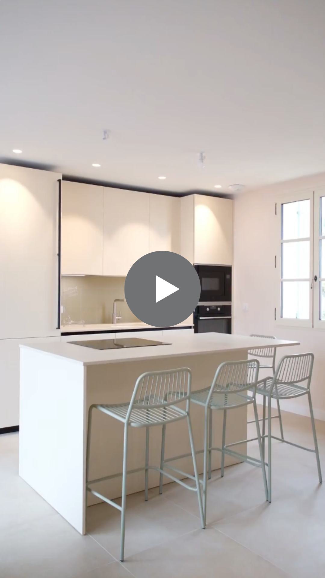 Vidéo de présentation de deux cuisines dans une maison à La Flotte-en-Ré sur l'Ile de Ré par Design 17